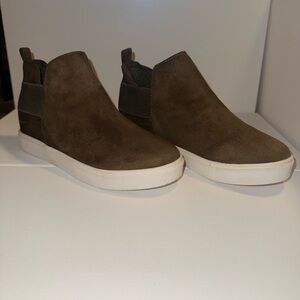 Soda deep green slip-on wedge shoes